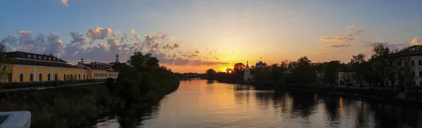 Vologda. Panorama. Ilık bir bahar akşamı. Vologda Nehri. Gün batımı kare