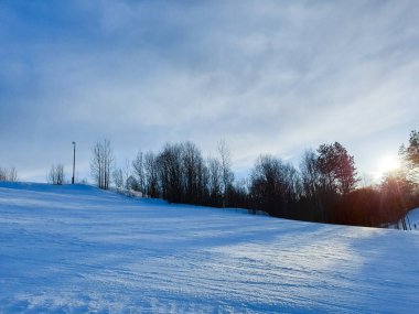 Kuzey doğası. Kış. Novodvinsk, Arkhangelsk bölgesi. Gün batımı. Kayak Parkı