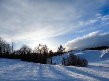 Kuzey doğası. Kış. Novodvinsk, Arkhangelsk bölgesi. Gün batımı. Kayak Parkı