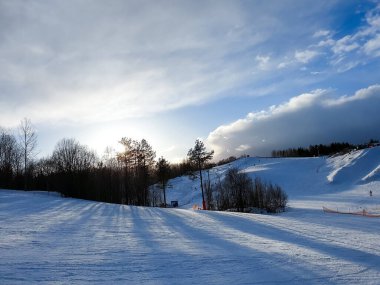 Kuzey doğası. Kış. Novodvinsk, Arkhangelsk bölgesi. Gün batımı. Kayak Parkı