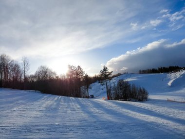 Kuzey doğası. Kış. Novodvinsk, Arkhangelsk bölgesi. Gün batımı. Kayak Parkı