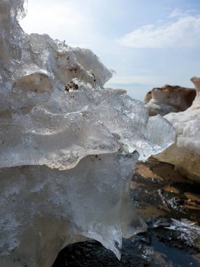 Beyaz deniz kıyısında bahar buzu. Yagry Adası. Severodvinsk. Arkhangelsk bölgesi. Havalı eriyen buz kütleleri