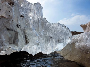 Beyaz deniz kıyısında bahar buzu. Yagry Adası. Severodvinsk. Arkhangelsk bölgesi. Havalı eriyen buz kütleleri