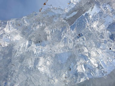 Beyaz deniz kıyısında bahar buzu. Yagry Adası. Severodvinsk. Arkhangelsk bölgesi. Havalı eriyen buz kütleleri