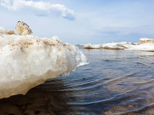 Beyaz deniz kıyısında bahar buzu. Yagry Adası. Severodvinsk. Arkhangelsk bölgesi. Havalı eriyen buz kütleleri