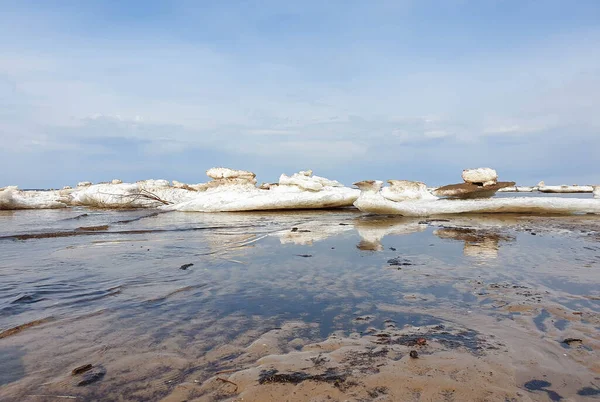 Beyaz deniz kıyısında bahar buzu. Yagry Adası. Severodvinsk. Arkhangelsk bölgesi. Havalı eriyen buz kütleleri