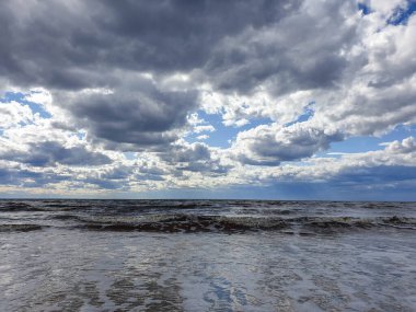 Acımasız Beyaz Deniz. Yagry Adası, Severodvinsk, Arkhangelsk bölgesinde soğuk yaz günü