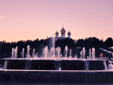 Yaroslavl, Dormition Kilisesi. Volga seti üzerindeki fıskiyelerde yansıma. Gece sahnesi