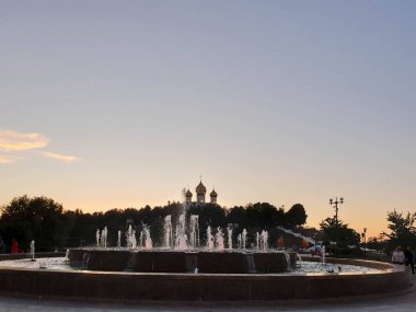 Yaroslavl, Dormition Kilisesi. Volga seti üzerindeki fıskiyelerde yansıma. Gece sahnesi