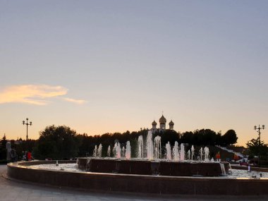 Yaroslavl, Dormition Kilisesi. Volga seti üzerindeki fıskiyelerde yansıma. Gece sahnesi