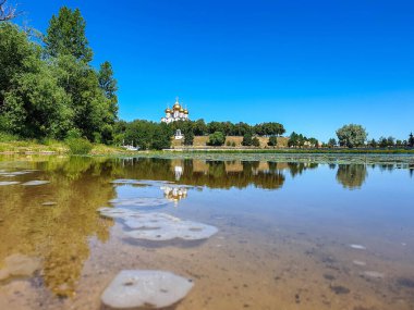 Yaroslavl Strelka 'sında parlak bir yaz günü Yaroslavl' da Volga ve Kotorosl seti üzerinde güzel bir peyzaj. Varsayım katedrali