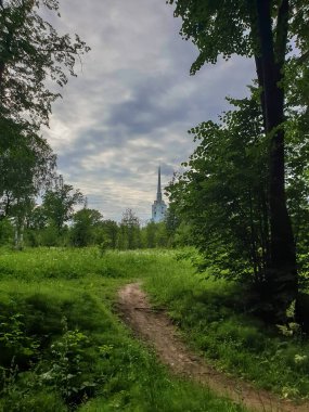 Yaroslavl. Peter ve Paul Park ve azizler kilisesi Peter ve Paul. 18. yüzyıl. Yaroslavl 'daki en eski park.