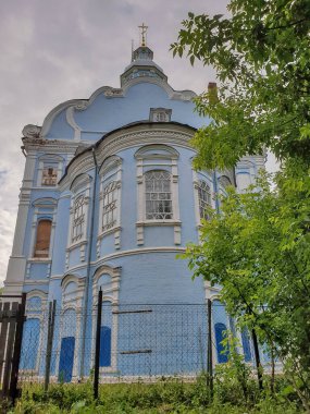 Yaroslavl. Peter ve Paul Park ve azizler kilisesi Peter ve Paul. 18. yüzyıl. Yaroslavl 'daki en eski park.