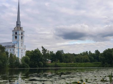 Yaroslavl. Peter ve Paul Park ve azizler kilisesi Peter ve Paul. 18. yüzyıl. Yaroslavl 'daki en eski park. Gölet, ağaçların yansıması.