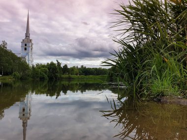 Yaroslavl. Peter ve Paul Park ve azizler kilisesi Peter ve Paul. 18. yüzyıl. Yaroslavl 'daki en eski park. Gölet, ağaçların yansıması.
