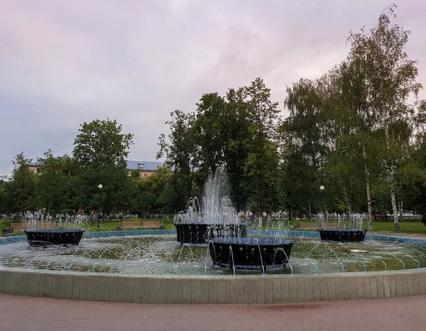 Dia Verão Nas Ruas Yaroslavl Fontes Avenida Lenine Depois Chuva — Fotografia de Stock