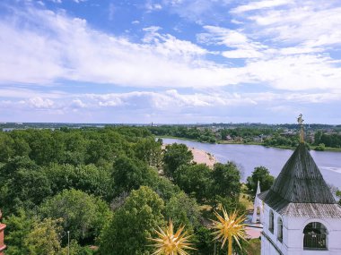 Yaroslavl. Yüksekten bak. Şekil Değiştirme Manastırı 'nın manastır çanının görüntüsü. Güzel manzaralı bir şehir.
