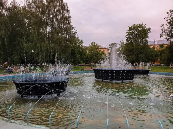 Dia Verão Nas Ruas Yaroslavl Fontes Avenida Lenine Depois Chuva — Fotografia de Stock