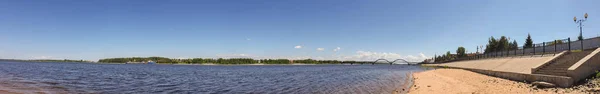 Rybinsk 在伏尔加河上建造谷物交换 圣像大教堂和桥梁的景观 从河里看 — 图库照片