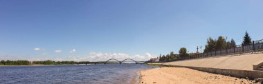 Rybinsk. Tahıl borsasının, Kutsal Şekil Değiştirme Katedrali 'nin ve Volga Nehri üzerindeki köprünün manzarası. Nehrin manzarası