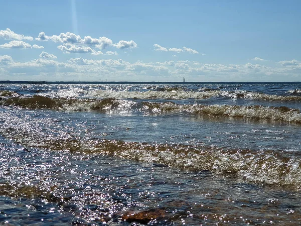 Rybinsk. Rybinsk hidroelektrik santrali yakınlarında Rybinsk rezervuarı. Volga, Sheksna, Mologa. Rybinsk Denizi. Yaroslavl bölgesi