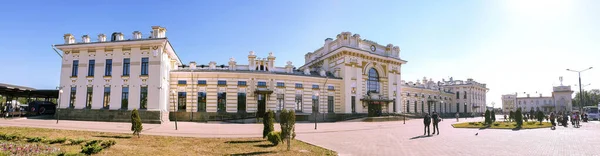 Rybinsk 'teki tren istasyonu. İstasyon meydanı manzarası ve istasyon binasının güzel mimarisi. Güneşli yaz günü.