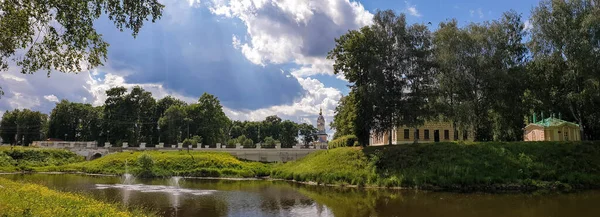 Çirkin. Yaroslavl bölgesi. Çirkin Kremlin. Şehir meclisinin tarihi binasının ve Kazan Kilisesi 'nin manzarası. Taştan akarsu akıntısından Tanrı' nın annesinin ikonu.