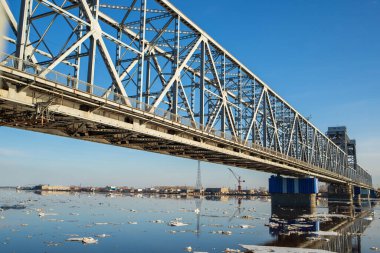 Arkhangelsk. Bahar akşamı. Severnaya Dvina nehrinde buz akıntısı. Dünyanın en kuzeydeki asma köprüsü.