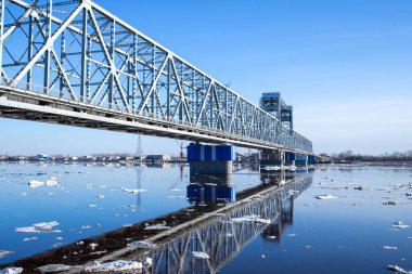 Arkhangelsk. Bahar akşamı. Severnaya Dvina nehrinde buz akıntısı. Dünyanın en kuzeydeki asma köprüsü.