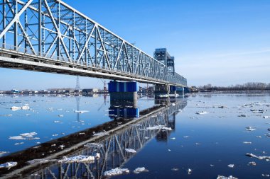 Arkhangelsk. Bahar akşamı. Severnaya Dvina nehrinde buz akıntısı. Dünyanın en kuzeydeki asma köprüsü.