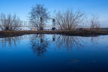 Arkhangelsk. Bahar akşamı. Severnaya Dvina nehrinde buz akıntısı. Dünyanın en kuzeydeki asma köprüsü.