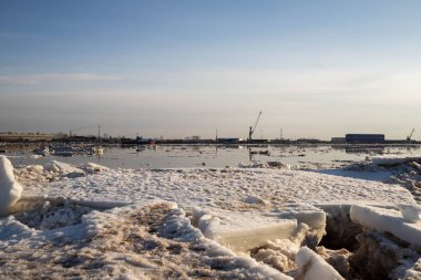 Arkhangelsk. Bahar akşamı. Severnaya Dvina nehrinde buz akıntısı. Dünyanın en kuzeydeki asma köprüsü.