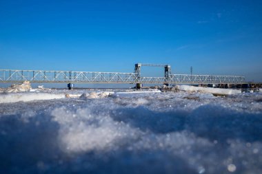 Arkhangelsk. Bahar akşamı. Severnaya Dvina nehrinde buz akıntısı. Dünyanın en kuzeydeki asma köprüsü.