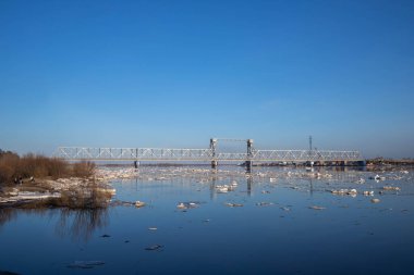 Arkhangelsk. Bahar akşamı. Severnaya Dvina nehrinde buz akıntısı. Dünyanın en kuzeydeki asma köprüsü.