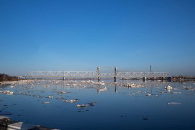 Arkhangelsk. Bahar akşamı. Severnaya Dvina nehrinde buz akıntısı. Dünyanın en kuzeydeki asma köprüsü.