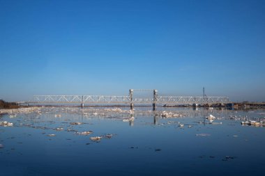 Arkhangelsk. Bahar akşamı. Severnaya Dvina nehrinde buz akıntısı. Dünyanın en kuzeydeki asma köprüsü.