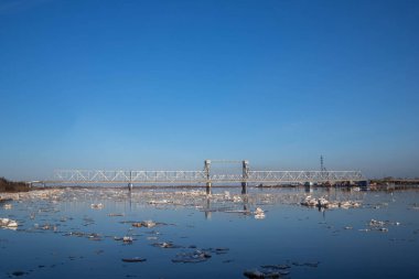 Arkhangelsk. Bahar akşamı. Severnaya Dvina nehrinde buz akıntısı. Dünyanın en kuzeydeki asma köprüsü.