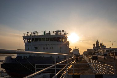 Arkhangelsk. Deniz istasyonunun rıhtımında. Gün batımının arka planında buzkıranlar. Kuzey Dvina 'da buz akıntısı. Mikhailo-Başmelek Katedrali, Ortodoksluk