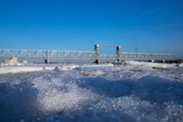 Arkhangelsk. Bahar akşamı. Severnaya Dvina nehrinde buz akıntısı. Dünyanın en kuzeydeki asma köprüsü.