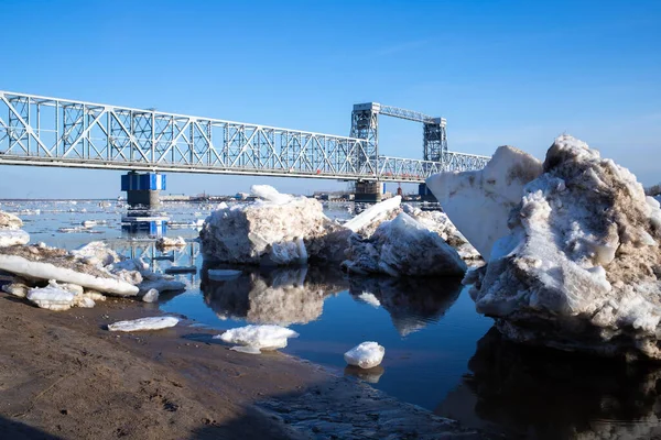 Arkhangelsk. Spring evening. Ice drift on the Severnaya Dvina river. The world's northernmost drawbridge. — Stock Image Arkhangelsk Spring Evening Ice Drift Severnaya Dvina River World Northernmost Royalty Free Stock Photos
