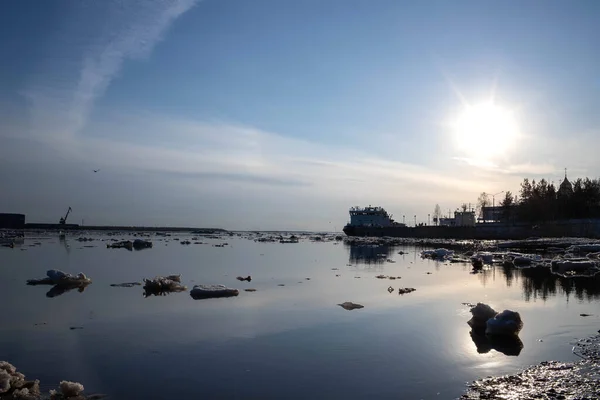 Arkhangelsk. Spring evening. Ice drift on the Severnaya Dvina river. The world's northernmost drawbridge. Icebreakers at the pier against the background of the sunset. — Stock Image Arkhangelsk Spring Evening Ice Drift Severnaya Dvina River World Northernmost Royalty Free Stock Images