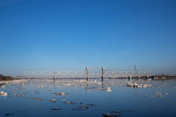 Arkhangelsk. Spring evening. Ice drift on the Severnaya Dvina river. The world's northernmost drawbridge. — Stock Image Arkhangelsk Spring Evening Ice Drift Severnaya Dvina River World Northernmost Stock Image