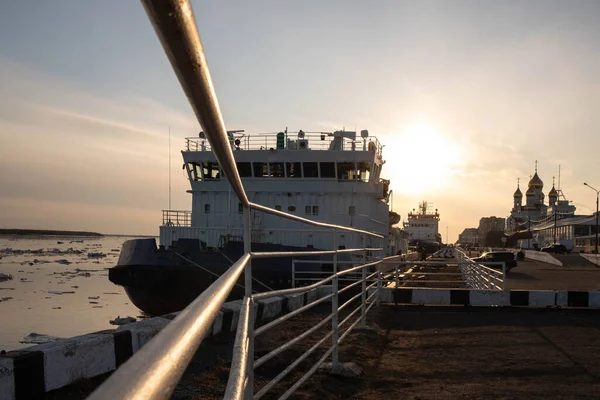 Arkhangelsk. At the pier of the sea station. Icebreakers on the background of the sunset. Ice-drift on the Northern Dvina. Mikhailo-Archangel Cathedral, Orthodoxy — Stock Image Arkhangelsk Pier Sea Station Icebreakers Background Sunset Ice Drift Northern Royalty Free Stock Images