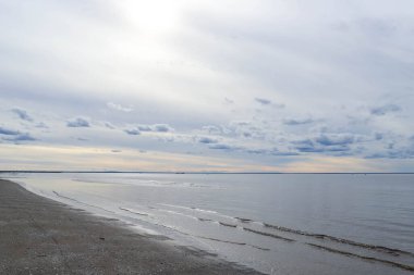 Acımasız Beyaz Deniz. Yagry Adası, Severodvinsk, Arkhangelsk bölgesinde soğuk sonbahar günü. Denizin üzerinde bulutlar.