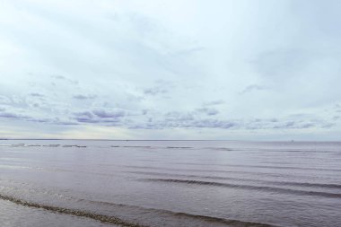 Acımasız Beyaz Deniz. Yagry Adası, Severodvinsk, Arkhangelsk bölgesinde soğuk sonbahar günü. Denizin üzerinde bulutlar.
