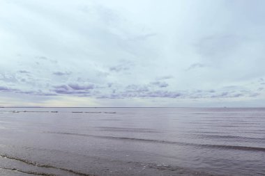 Acımasız Beyaz Deniz. Yagry Adası, Severodvinsk, Arkhangelsk bölgesinde soğuk sonbahar günü. Denizin üzerinde bulutlar.