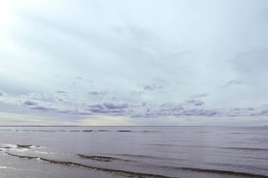 Acımasız Beyaz Deniz. Yagry Adası, Severodvinsk, Arkhangelsk bölgesinde soğuk sonbahar günü. Denizin üzerinde bulutlar.