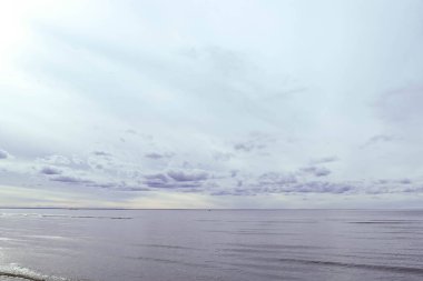 Acımasız Beyaz Deniz. Yagry Adası, Severodvinsk, Arkhangelsk bölgesinde soğuk sonbahar günü. Denizin üzerinde bulutlar.