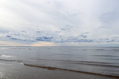 Acımasız Beyaz Deniz. Yagry Adası, Severodvinsk, Arkhangelsk bölgesinde soğuk sonbahar günü. Denizin üzerinde bulutlar.