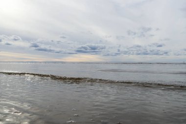 Acımasız Beyaz Deniz. Yagry Adası, Severodvinsk, Arkhangelsk bölgesinde soğuk sonbahar günü. Denizin üzerinde bulutlar.